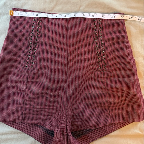 Alexander McQueen High-Waisted Red Shorts - Picture 5 of 6